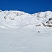 <b>Le stalle dell’Alpe di Camadra sono quasi completamente nascoste dalla neve, così come la strada. Posso scegliere un percorso libero puntando al promontorio corrispondente alla mia meta. </b>