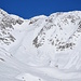 <b>Osservo con riverenza il ripido canalone lungo il quale si sale per raggiungere il Piz Medel (3210 m). Suppongo che non sia una cima per tutti, a maggior ragione con gli accumuli di neve degli ultimi giorni. </b>