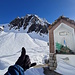 <b>Alle 10:53, dopo circa 2 h e 40 min dalla partenza pervengo alla cappella votiva di Pian Geirètt (2012 m). Non mi sembra vero di essere da solo su questo terrazzo. In estate qui arriva il bus navetta che trasporta numerosi escursionisti, che affrontano la gettonatissima traversata verso la Capanna Motterascio o la Camona da Terri, dopo essere passati dalla Capanna Scaletta.</b>