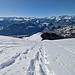 Rückblick, im obersten, recht steilen Teil gehen die Spuren, abgetreppt, in grossen Schritten direkt zum Gipfel hinauf, - recht anstrengend. Der Schnee war bereits aufgeweicht und ausserhalb der Spur nur schwer zu begehen beim Aufstieg.