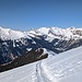 auf einer gefrorenen, spärlichen, alten Spur gehts am Anfang im steilen Gelände im Zickkack nach oben. 
