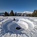 eine Feuerstelle mit Sitzgelegenheit auf der markierten Schneeschuh Route.