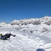 es hat sehr viel Schnee auf dem Gipfel und das Gipfelkreuz ist irgendwo unter dem Schnee versteckt.