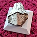 <b>Calcopirite, CuFeS2, 3,4 cm, collezione personale.
Gli anziani di Ghirone si ricordano ancora del “buco dell’oro” e della località nella Valle Camadra dove esistevano i ruderi di un fabbricato adibito alla lavorazione del minerale, portato in basso dalla montagna. In effetti, 150-180 anni fa furono eseguiti importanti lavori, quali cunicoli e gallerie, per sfruttare “miniere d’oro” in zona Prüsfà e, più in alto, nelle Cento Valli. In quest’ultima località, a circa 2240 m di quota, fu scavata nell’ortogneiss del Medel una galleria lunga oltre 25 metri, con direzione ovest-sud-ovest. La sua sezione è di circa metri 1,90 x 1,40, ed ha un percorso sinuoso; in essa si vedono pure numerosi fori di mine (Coordinate: 2'713'825/1'162'555).
Purtroppo, quegli improvvisati mineralogisti, scambiarono per oro della comune pirite, o della calcopirite, il cui colore inganna sovente chi non è bene addentro nei segreti della mineralogia.
Fonte: Carlo Taddei (1937). Dalle Alpi Lepontine al Ceneri. Note di geo-mineralogia. Bellinzona, Istituto editoriale ticinese, pp. 36-39.</b>
