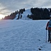 Der Gipfelhang oben im Bild ist recht steil, kann aber unter den derzeitigen Bedingungen auf dem serpentinenartigen Bergwanderweg zurückgelegt werden.
