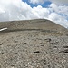 Hinter dieser Kuppe kommt dann der Monte Macellaro (2646 m, P106 m). Von hier ein wegloser Spaziergang.