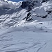 Tunneleingang hier ob des manngrossen Lochs kaum erkennbar, es befindet sich am Ende der Skispur, welche beim Zoom erkennbar wird.