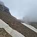 Ein paar kleinere Schneefelder gilt es zu überqueren. Abhängig von der Steilheit habe ich die Fusstritte sorgfältig eingetreten. Etwa in der Bildmitte zweigt die Wegspur links zum Fulen ab. Diesen habe ich heute wegen meines lädierten Rückens ausgelassen.