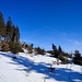 Wir folgen im oberen Teil wieder der  blauen Markierung, erstes Ziel sind diese Felsen vorne. Dort gibt es die geniale Sicht ....
