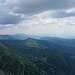 Gipfelpanorama nach Südsüdwesten. Wäre die Sicht optimal, könnte man hier am Horizont sogar schon das Făgăraş-Gebirge sehen.