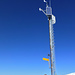 Ankunft bei der Mobilfunkantenne auf dem Louwenehore: dahinter in der Mitte die formschöne Pyramide des Giferspitz, links hinten über dem Hundsrügg die Schopfenspitzgruppe, am Horizont der Chasseral