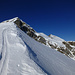 Griffige Skispur über das wieder flachere dritte Viertel des Louwenehore SE-Grats. Rechts vom Gipfel der über P. 2441 zum Sattel 2389 oberhalb Hindergifer ziehende N-Grat, gefolgt vom felsigen Giferspitz S-Grat