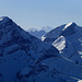 Zoom vom Louwenehore nach SW: links das Spitzhore, rechts u.a. das Sanetschhore, dazwischen der dreigipflige Haut de Cry, darüber links die Aiguille Verte rechts der Mont Blanc