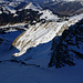 Und es ist doch durchgängig...auf griffigem Presspulver zur Engstelle des 1. N-Couloirs, darunter das ins Berzgummloch hinunter ziehende WNW-Couloir. In der Mitte über dem Turbachtal der Rinderberg, über dem Niedersimmental rechts u.a. die Niderhorekette, am Horizont vor dem Berner und Solothurner Jura die Stockhorn-Gantrisch-Kaiseregg-Kette