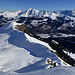Tiefblick vom Laaglehore über den im Winter wohl nicht einfachen ENE-Grat und den vergleichsweise "behäbigen" Wallritz-/Zigerritzgrat zum Flöschhore, einem weiteren Skitourenklassiker. Dahinter über dem Obersimmental das mächtige Albristhore, links davon u.a. die Männliflue, rechts u.a. das Dreigestrin und der Loner