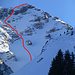 Blick von Berzgumm zurück zur Giferspitz N-Flanke: rot die Abfahrtsroute über den NE-Grat, das N-Couloir, das WNW-Couloir sowie das Berzgummloch, rechts an der Sonne der Bachberggrat