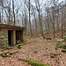 Hinter einem Türmchen und einem weiteren Gebäude verläuft sich der Weg.<br />