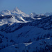 Zoom vom Giferspitz nach SSE: über dem Mittag- und Wetzsteihore von rechts nochmals Zinalrothorn, Momingspitzen und Schalihorn, sowie Weiss- und Bishorn