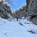 19. Mit Vorsicht lässt sich die enge Passage auch mit Skiern/Snowboard überwinden.