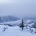 Am Schluss noch beim Gipfelkreuz - nun wieder Schneefall