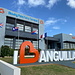 Blowing Point - Am Fährterminal des Ortes erreichen wir Anguilla, ein Überseegebiet des Vereinigten Königreichs. Dessen Fahne ist links zu sehen, daneben die Flaggen von Anguilla sowie der beiden Länder auf der Nachbarinsel St. Martin: Sint Maarten (zum Königreich der Niederlande) und Saint-Martin (zu Frankreich, identische Flagge).