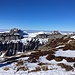 ... und erfreuen wir uns ein weiteres Mal an der Gipfelreihe vom Sigriswiler Rothorn - und erneut an den Steinböcken; hier am ersten ...