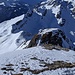 ...weil man auf dem vorherigen Bild die tiefe Scharte nach dem Vorgipfel nicht sieht. Hier aber bei wenig Schnee sehr gute und hilfreiche Drahtseilsicherungen.