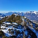 Die Überschreitung präsentiert sich recht winterlich. 