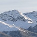 Auf einem Foto mit Hermann Hesse und Partnerin, das sie mit Skier über Arosa zeigt, sieht man diese beiden herangezoomten Berge.