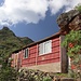 vorbei an einer total einsam gelegenen Hütte