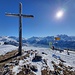 Das Gipfelkreuz am wunderbar breiten Gibel-Gipfel. Dazu noch zwei Bänke in Südausrichtung mit Lehnen. Besser geht's im Winter kaum.