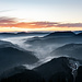 Prächtige Farb-Schauspiele liefert sie zusammen mit Wolken und Landschaft. Ein letztes Blinzeln, dann ist sie hinter den Vogesen verschwunden und die ebenso schöne Phase des "Nachglühens" beginnt. Der Nebel in den Tälern hat sich zwischenzeitlich fast aufgelöst und ...