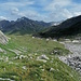 Abstieg zur Greina-Hochebene mit Blick zu Piz Terri.