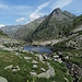 Auf dem Weg in Richtung des kleinen Passes P.2265. Rückblick zu einem kleinen See und zur Terrihütte.