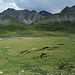 Seen und Flüsse auf der Greina-Hochebene. Hinten der dunkle Piz Terri.
