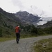 Beim Hüttenzustieg oberhalb der Vorder Sänntum – noch hält sich die Bergwelt grau in grau