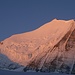 Die ersten Sonnenstrahlen des nächsten Morgens färben die Bishorn Nordostwand rosarot