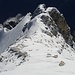 Tiefblick zum Nordostgrat, an dem sich gerade eine Dreierseilschaft heraufarbeitet