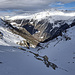Ausfahrt zwischen Ze Färigu und Färich: in Bildmitte die "Schlucht" des Schweibbachs, darüber von rechts u.a. Mattwaldhorn, Simelihorn und Wyssgrat, links hinten in den Wolken die E Berner Alpen mit u.a. dem Finsteraarhorn