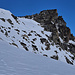 Der obere SSW-Grat ist wieder besser eingeschneit: unter dem Gipfel das Skidepot und die Einfahrt in dass SSE-Couloir