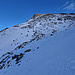 Kurz vor der Abflachung von P. 2691, darüber die nur dünn eingeschneite bzw. abgeblasene SW-Flanke des Platthorns, die nur links bzw. NW passable Schneefelder aufweist