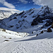 Vor der berauschenden Kulisse des Balfringrats: Hinunterrauschen auf griffigem Presspulver durch das obere SSE-Couloir. Links hinten u.a. Pizzo d'Andolla und Weissmies