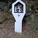 Eine der Stationen der  [https://de.wikipedia.org/wiki/Kreuzweg "Via Dolorosa"] zwischen der Kapelle Hüetrufina und der Kantonsstrasse: der das Kreuz tragende Jesus begegnet seiner Mutter Maria