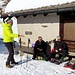 La capanna oggi è gestita ed aspettano molti ospiti a pranzo, noi ci accomodiamo di fuori al sole