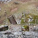 Tiefblick. Die roten Stufen führen in den Felsenkeller, die grünen rechts hinauf zur Mauer und von außen in die Brunnenkammer.