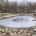 ... mit dem aktuell gefrorenen Weiher