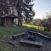 Dort ist eine offene Grillhütte als Unterstand, der Zustand entsprechend der abgelegenen, aber gut erreichbaren Lage eher verlottert.