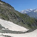 Auf dem Weg, den man hier recht deutlich sieht, wollte ich eigentlich bleiben. Stattdessen bin ich auf dem gelandet, der am Ende des Schneefeldes rechts abzweigt und nach Zermeiggern führt