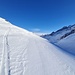<b>Alla quota di 2170 m, dove inizia il pianoro del Passo dell’Uomo, svolto a destra, in direzione nord, seguendo un naturale terrazzo, che presenta una pendenza ridotta.<br />Dopo un paio di minuti arrivo al sole: improvvisamente la temperatura diventa più gradevole.  </b>