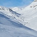 <b>Proseguo per un chilometro, fino alla quota di circa 2313 m, quando appare finalmente la Val Cadlimo. Memore dell’esperienza vissuta due anni fa, prima della discesa mi prendo il tempo per spellare e per stringere gli scarponi. </b>